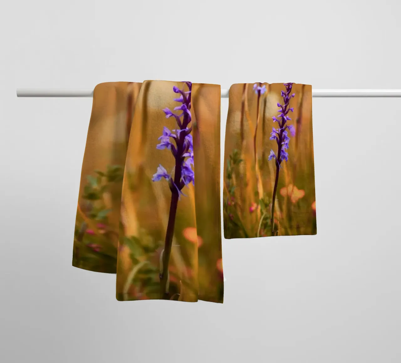 Piccoli fiori viola al sole asciugamano da bagno da Something for you