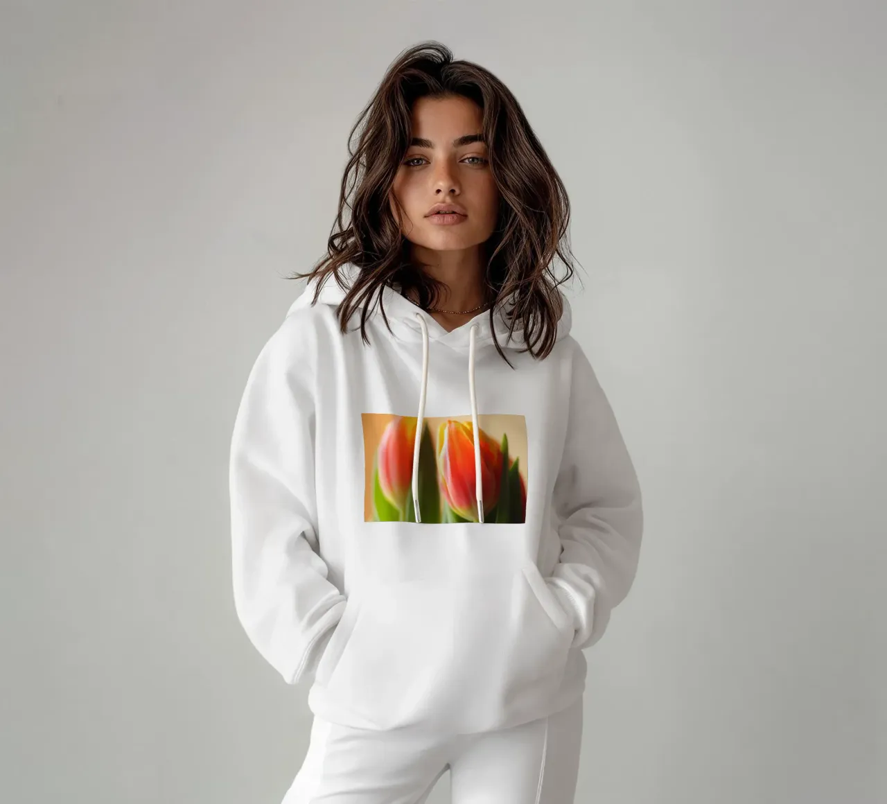 Due tulipani rosso-arancio in una ripresa macro felpa con cappuccio da Something for you