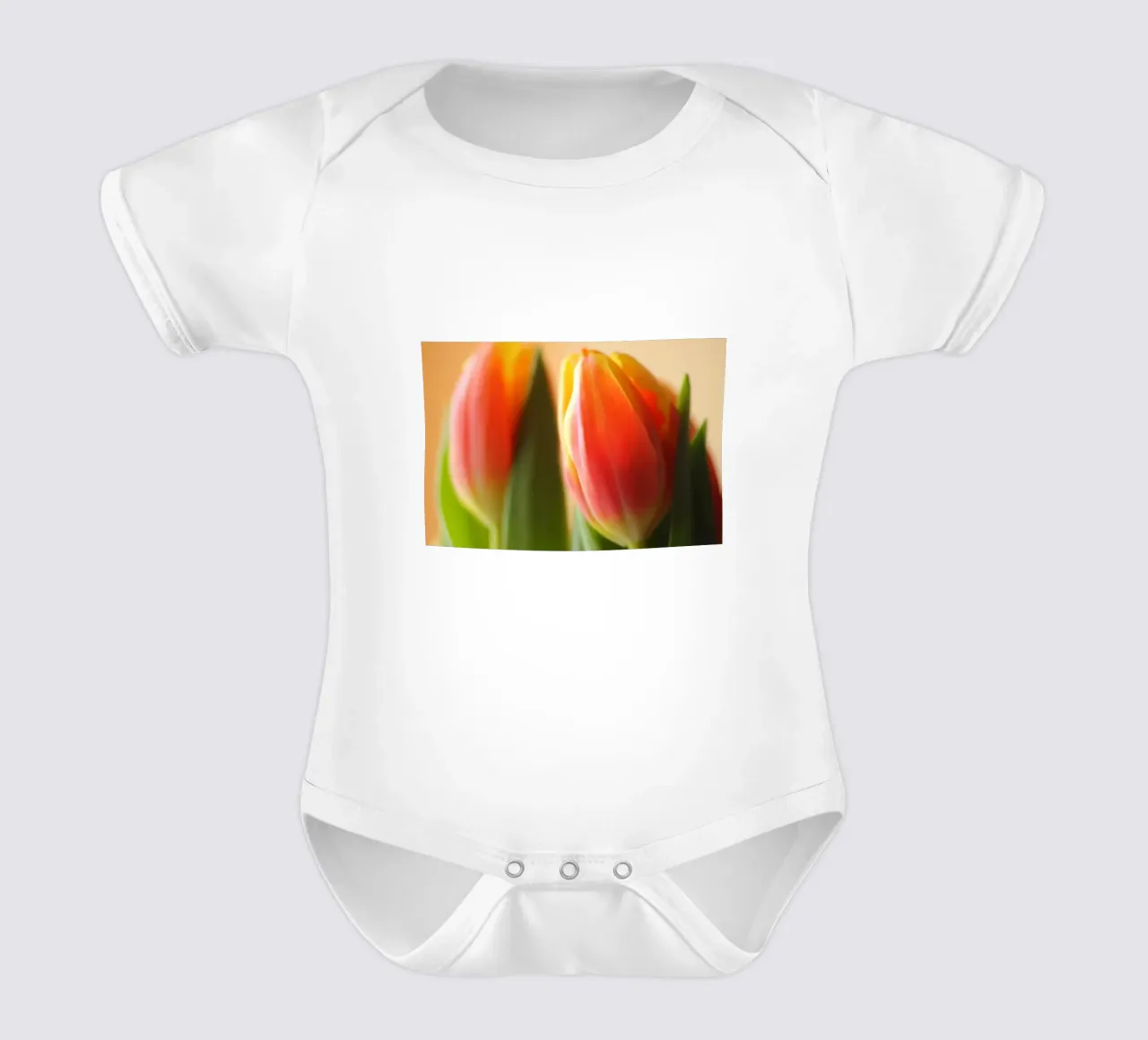Due tulipani rosso-arancio in una ripresa macro body neonato maniche corte da Something for you