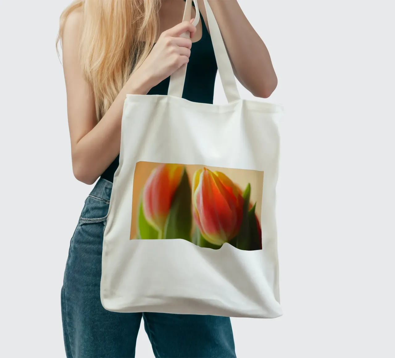 Due tulipani rosso-arancio in una ripresa macro borsa in juta da Something for you