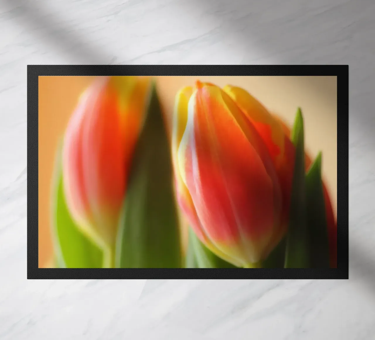 Due tulipani rosso-arancio in una ripresa macro zerbino da Something for you