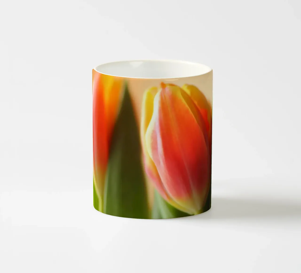Due tulipani rosso-arancio in una ripresa macro tazza in ceramica da Something for you