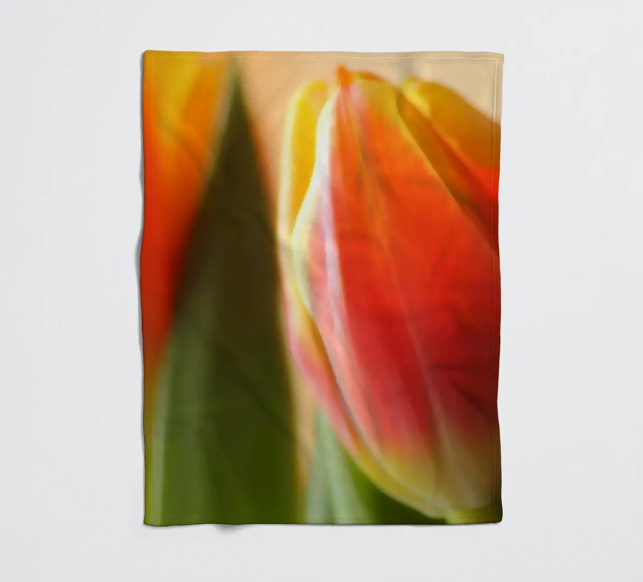 Due tulipani rosso-arancio in una ripresa macro coperta in pile da Something for you