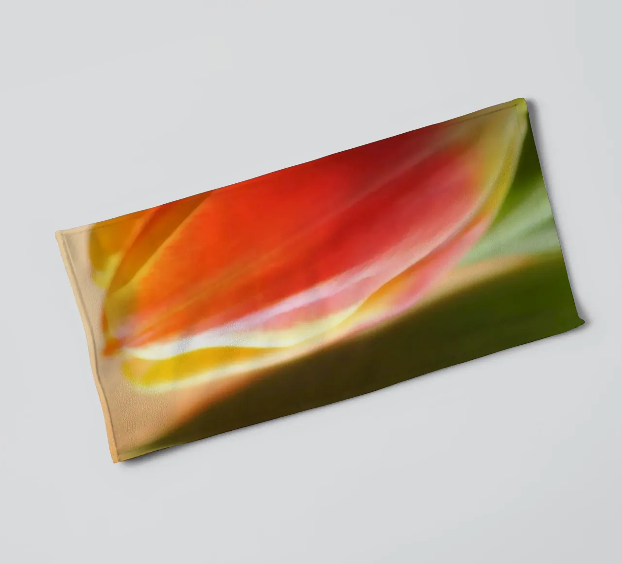 Due tulipani rosso-arancio in una ripresa macro asciugamano da bagno da Something for you