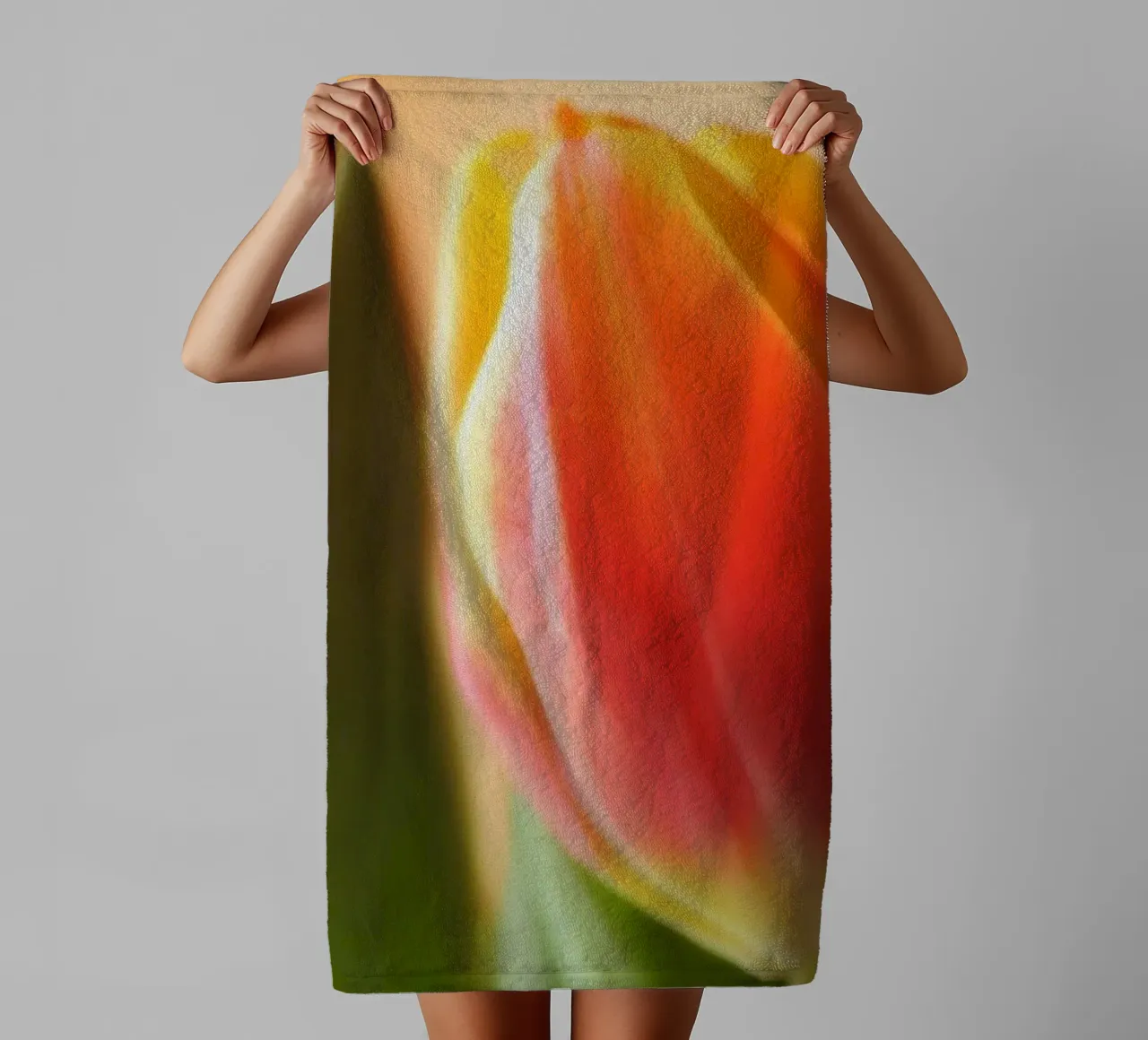 Due tulipani rosso-arancio in una ripresa macro asciugamano da bagno da Something for you