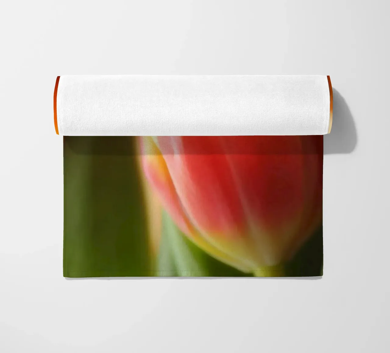 Due tulipani rosso-arancio in una ripresa macro telo mare da Something for you