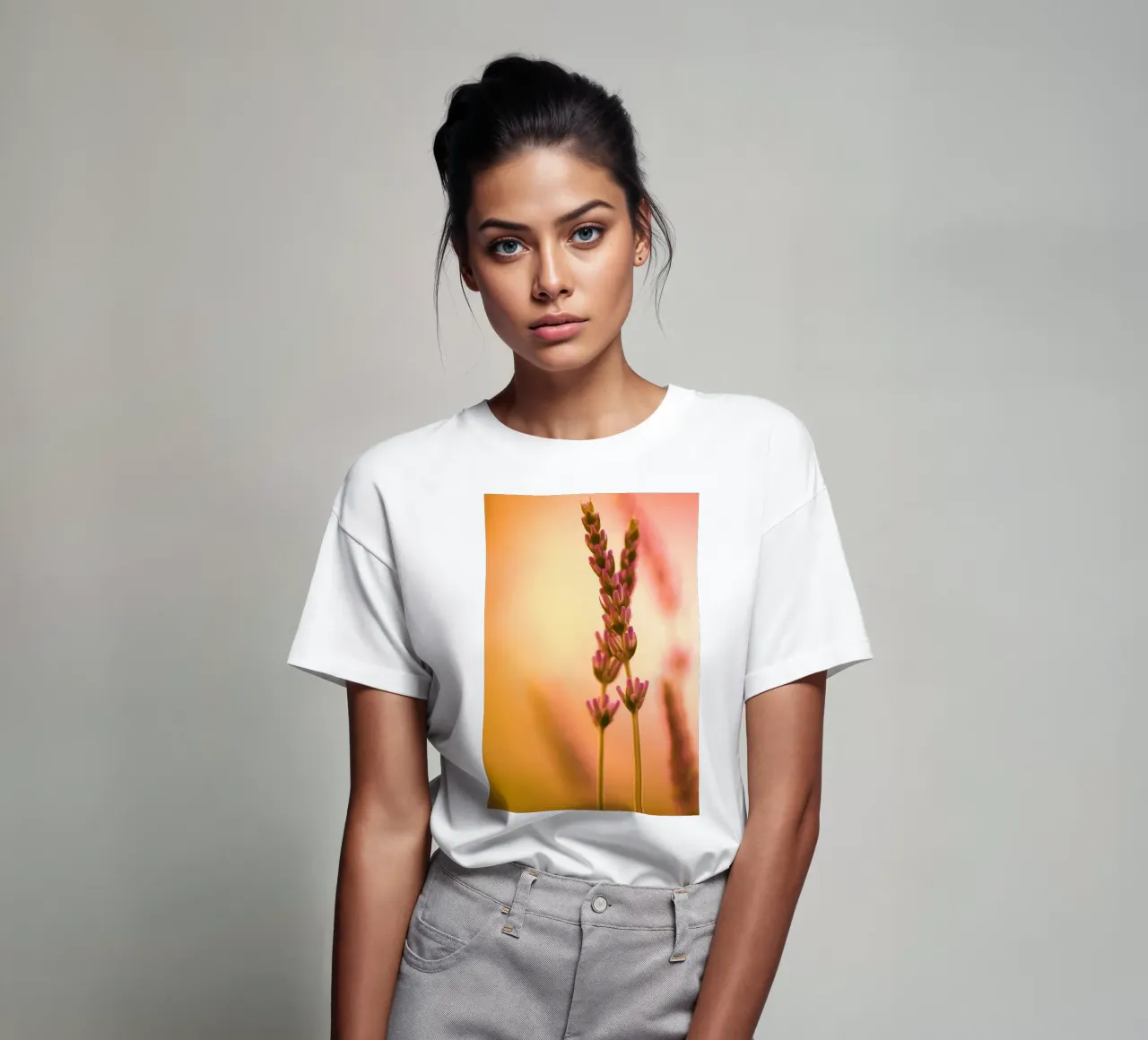 Rametti di lavanda su uno sfondo rosso-rosa-arancio t-shirt da Something for you