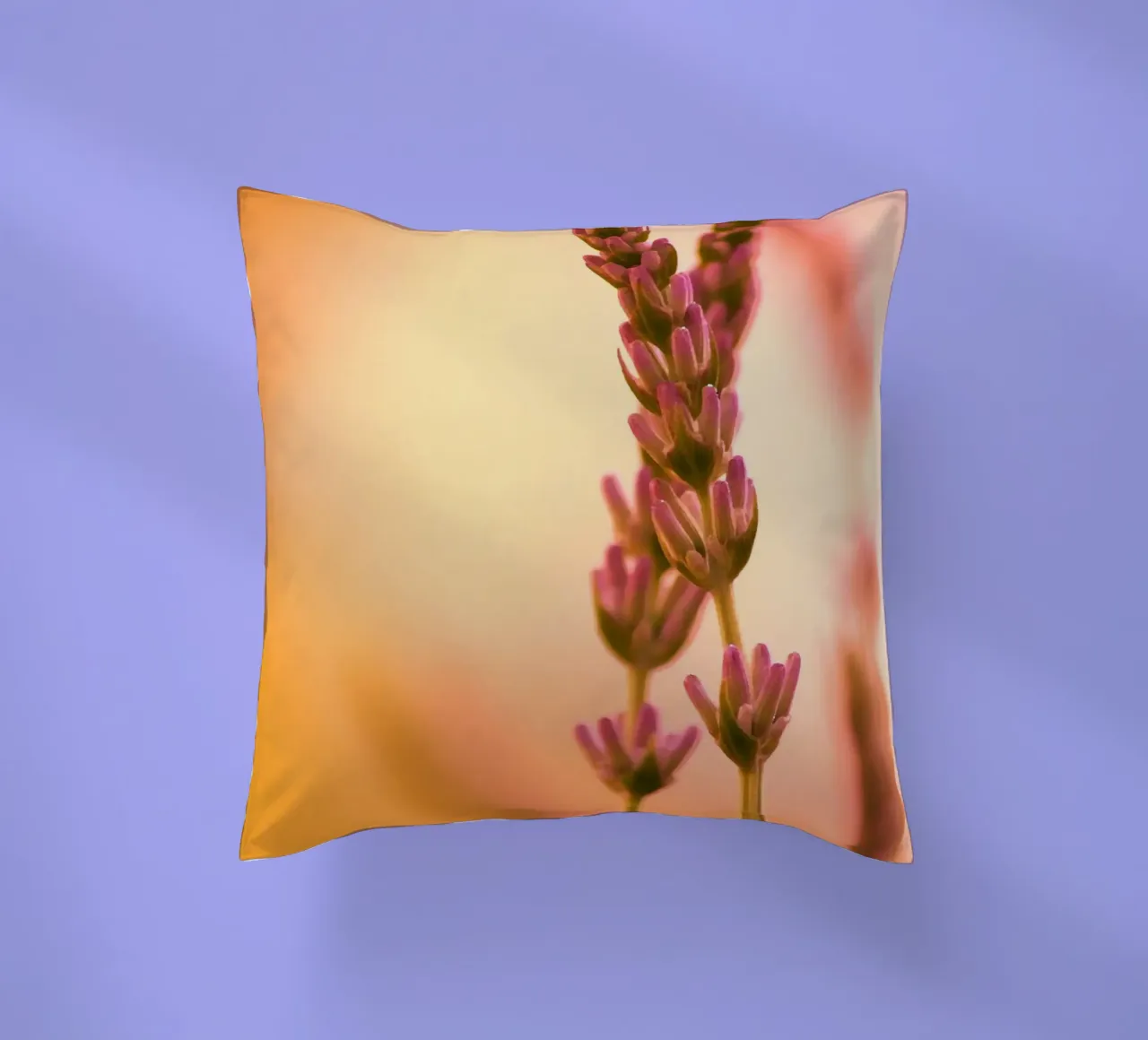 Rametti di lavanda su uno sfondo rosso-rosa-arancio cuscino da Something for you