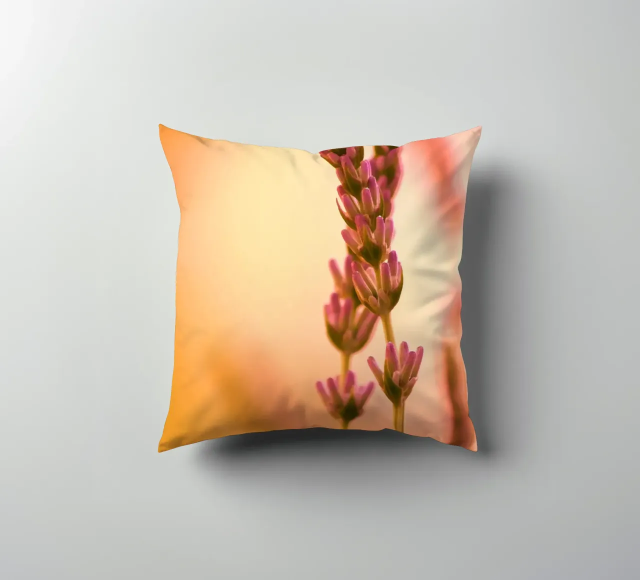 Rametti di lavanda su uno sfondo rosso-rosa-arancio cuscino da Something for you