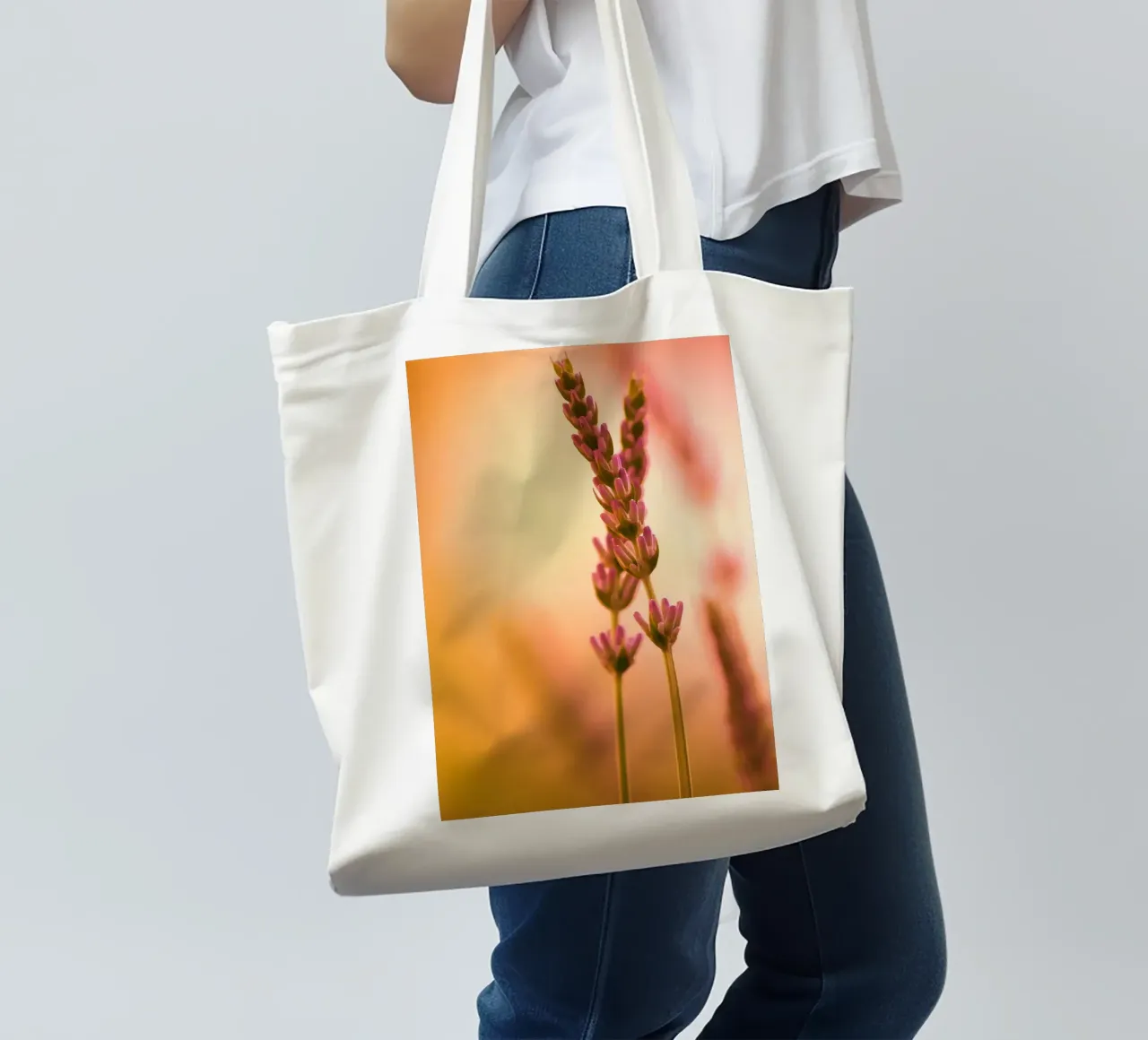 Rametti di lavanda su uno sfondo rosso-rosa-arancio borsa in juta da Something for you