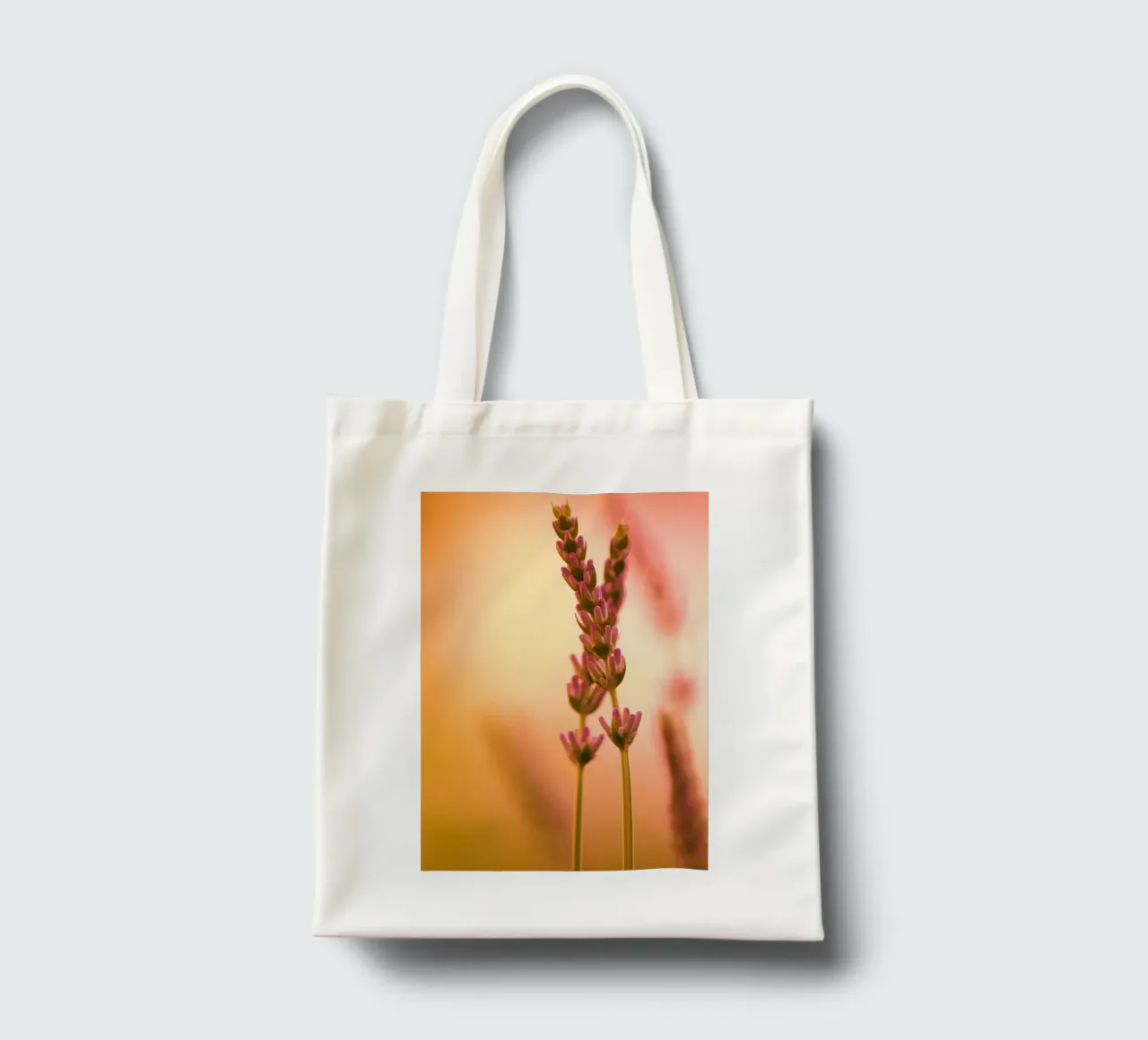 Rametti di lavanda su uno sfondo rosso-rosa-arancio borsa in juta da Something for you