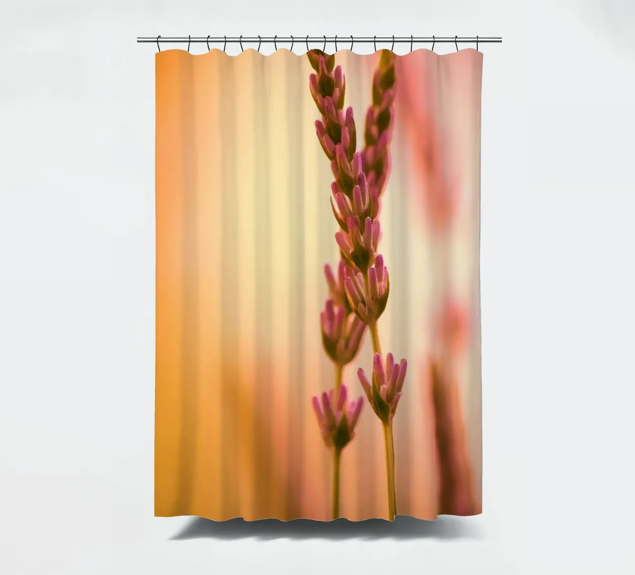 Rametti di lavanda su uno sfondo rosso-rosa-arancio tenda da doccia da Something for you