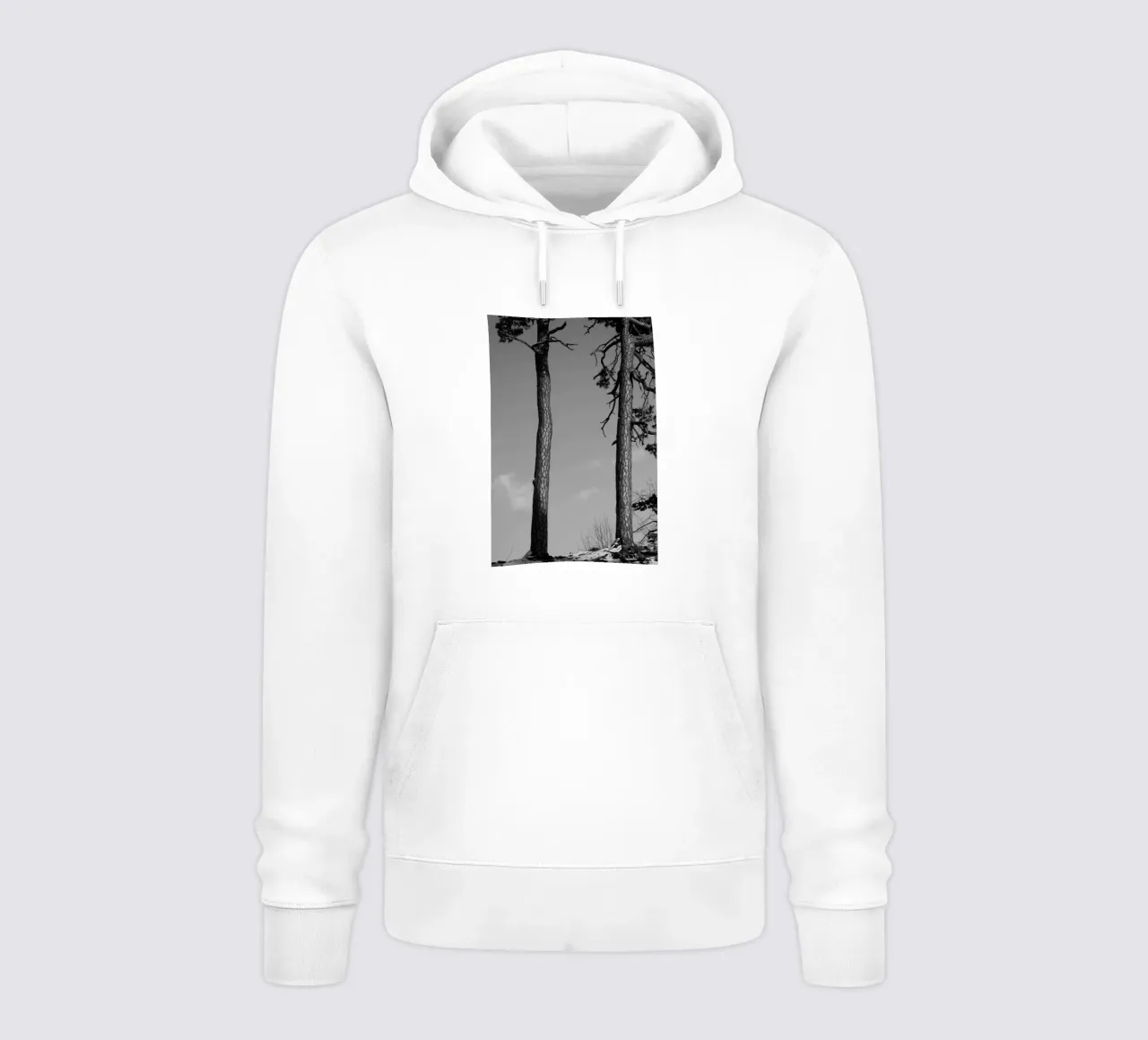Due alberi in inverno su una collina in bianco e nero felpa con cappuccio da Something for you
