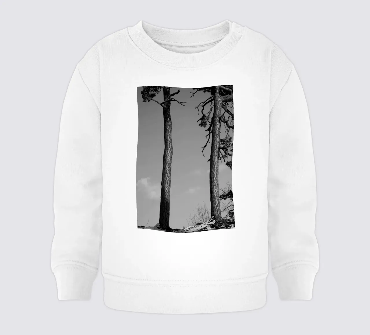 Due alberi in inverno su una collina in bianco e nero felpa neonato da Something for you