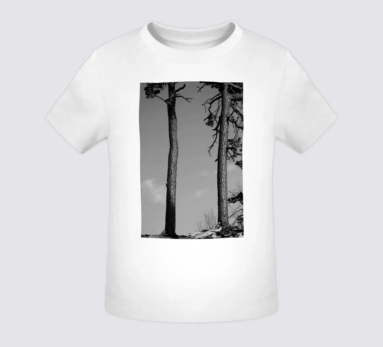 Due alberi in inverno su una collina in bianco e nero maglietta neonato da Something for you