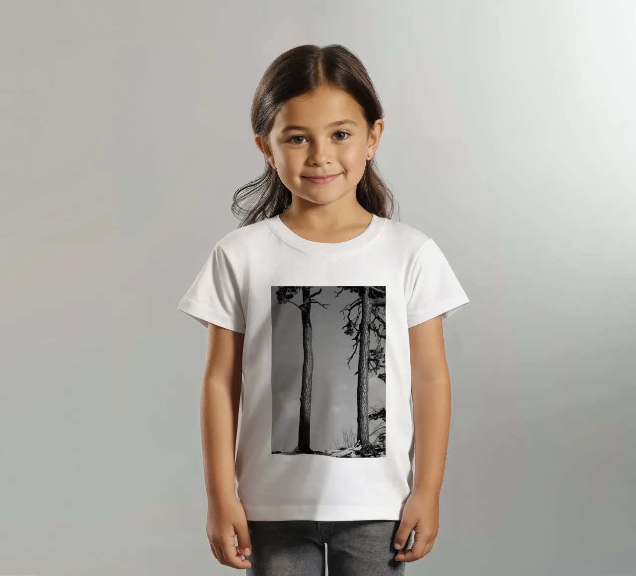 Due alberi in inverno su una collina in bianco e nero t-shirt bambini da Something for you