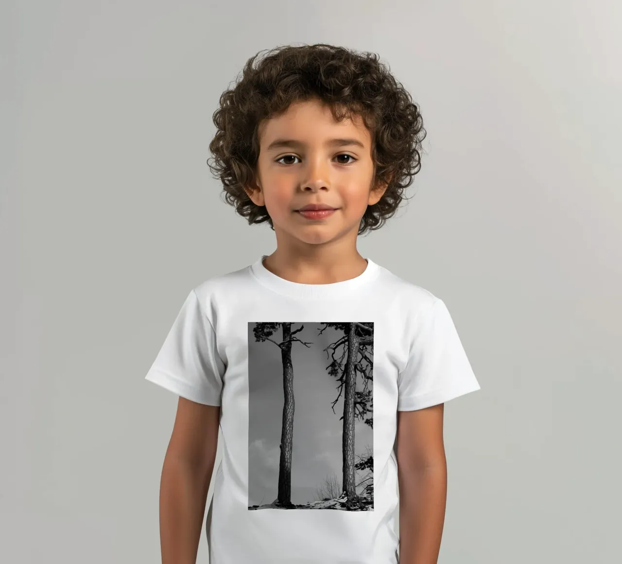 Due alberi in inverno su una collina in bianco e nero t-shirt bambini da Something for you