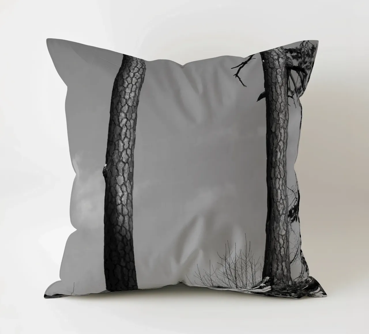 Due alberi in inverno su una collina in bianco e nero cuscino da Something for you