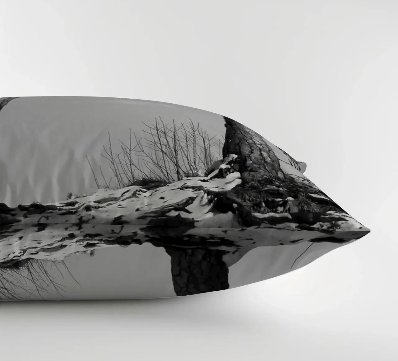 Due alberi in inverno su una collina in bianco e nero cuscino da Something for you