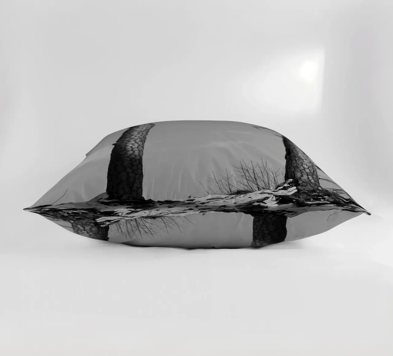 Due alberi in inverno su una collina in bianco e nero cuscino da Something for you