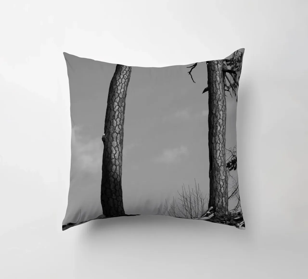 Due alberi in inverno su una collina in bianco e nero cuscino da Something for you