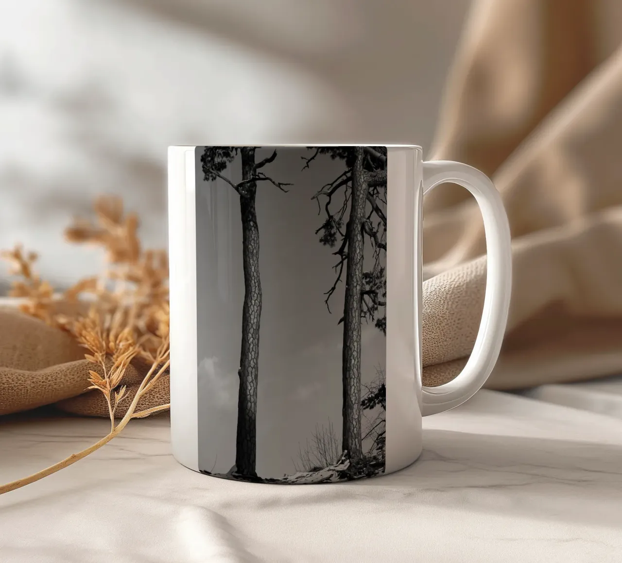 Due alberi in inverno su una collina in bianco e nero tazza in ceramica da Something for you