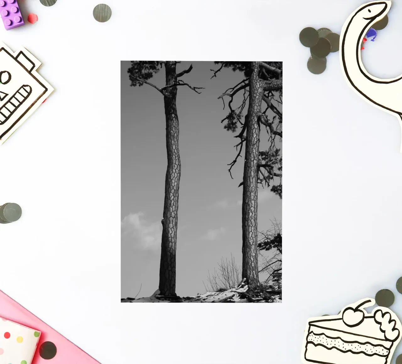 Due alberi in inverno su una collina in bianco e nero adesivo da Something for you