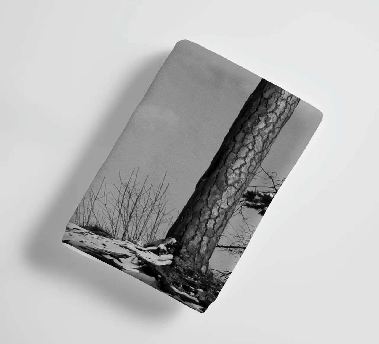 Due alberi in inverno su una collina in bianco e nero asciugamano da bagno da Something for you