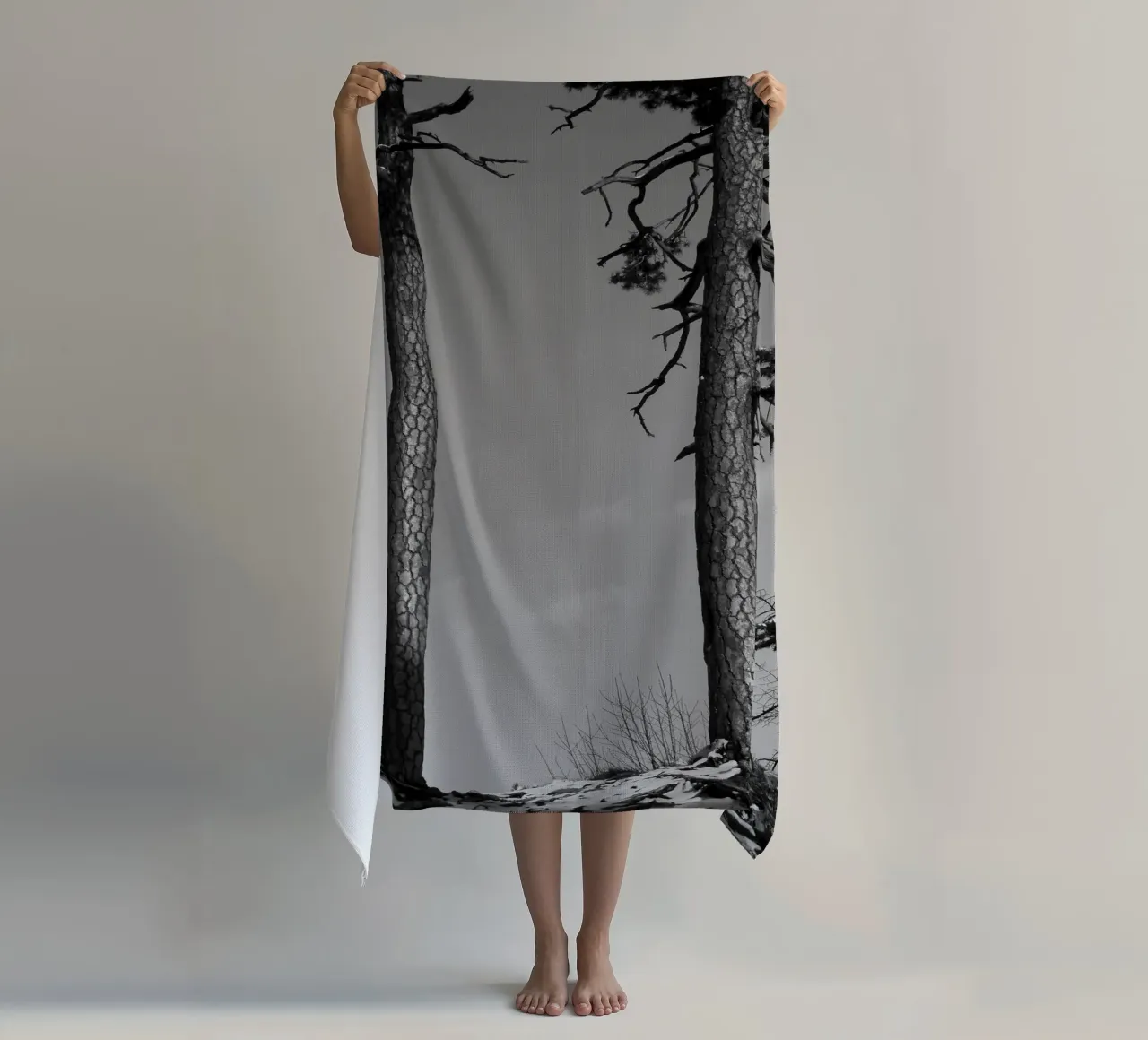 Due alberi in inverno su una collina in bianco e nero telo mare da Something for you