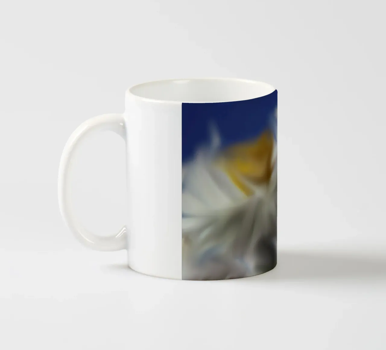Due fiori sfocati artisticamente tazza in ceramica da Something for you