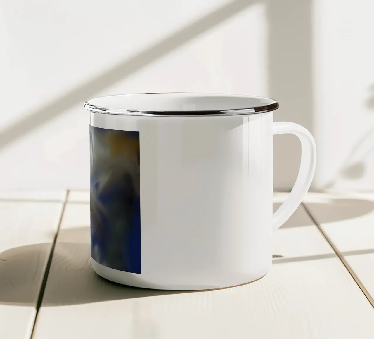 Due fiori sfocati artisticamente tazza in smalto da Something for you
