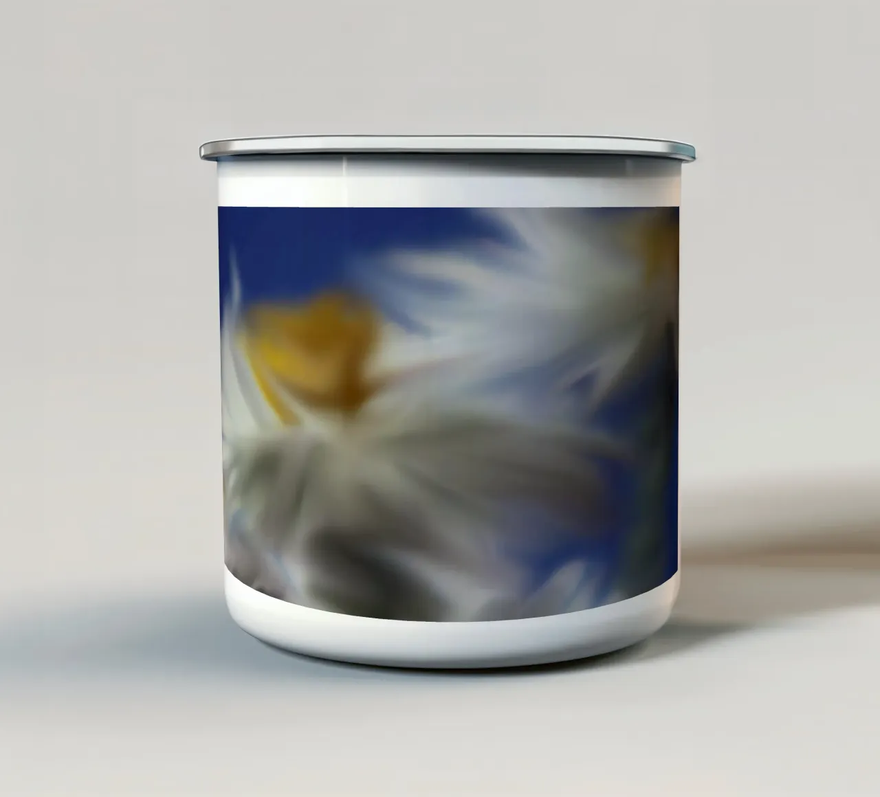 Due fiori sfocati artisticamente tazza in smalto da Something for you