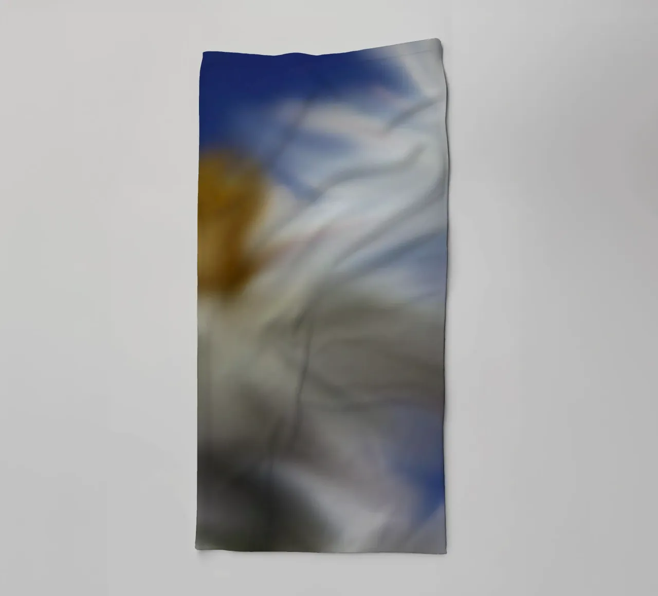 Due fiori sfocati artisticamente asciugamano da bagno da Something for you
