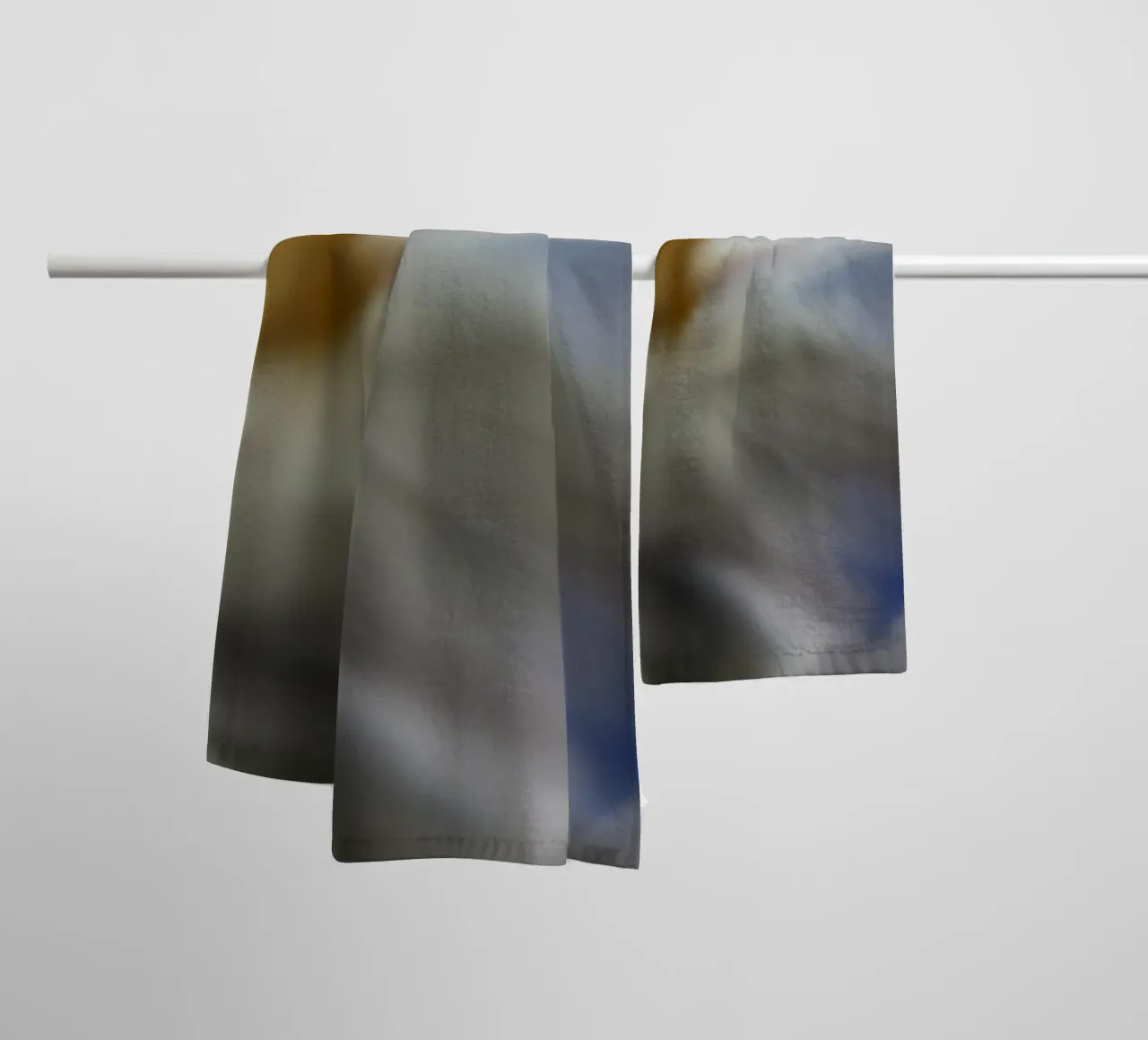 Due fiori sfocati artisticamente asciugamano da bagno da Something for you
