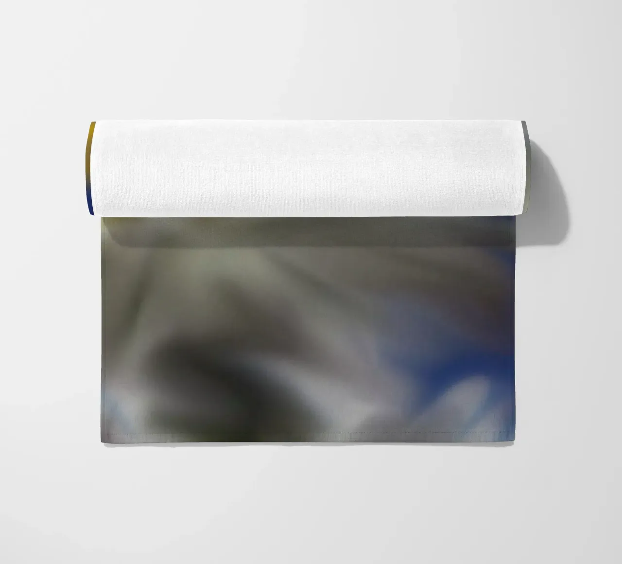 Due fiori sfocati artisticamente telo mare da Something for you