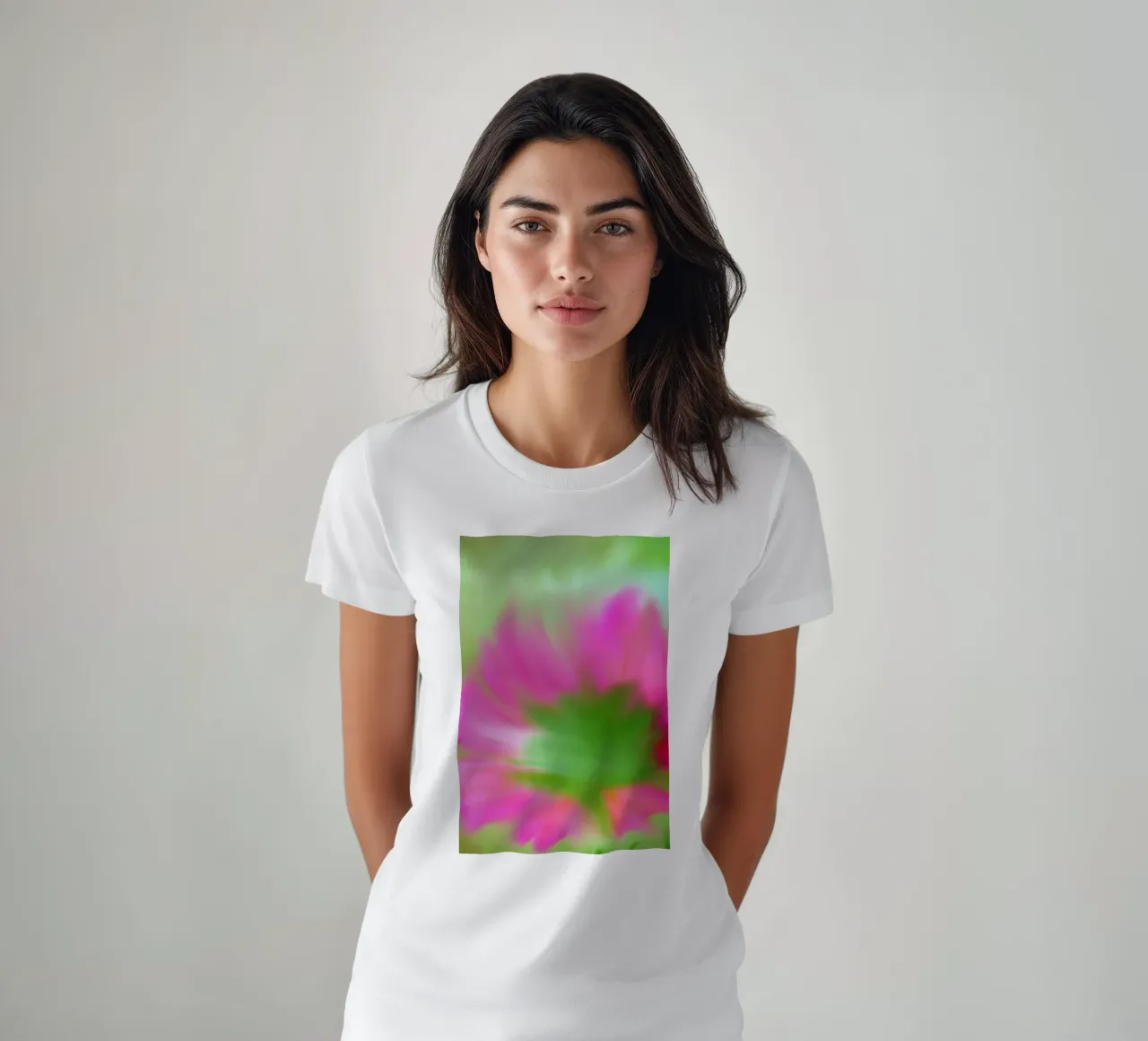 Piccolo fiore rosa sfocato artisticamente t-shirt da Something for you