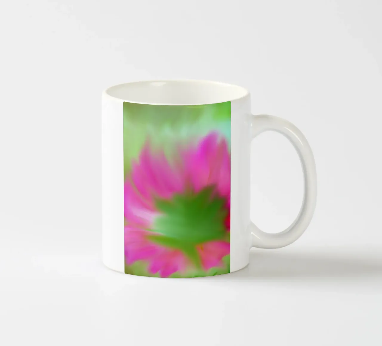 Piccolo fiore rosa sfocato artisticamente tazza in ceramica da Something for you