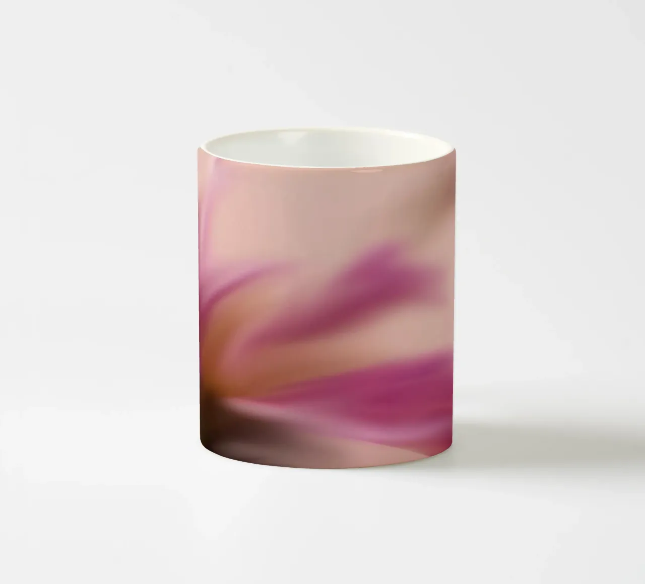 Piccolo fiore rosa sfocato artisticamente tazza in ceramica da Something for you