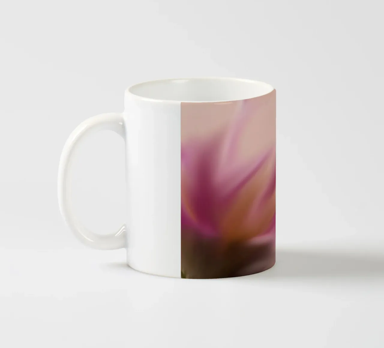 Piccolo fiore rosa sfocato artisticamente tazza in ceramica da Something for you