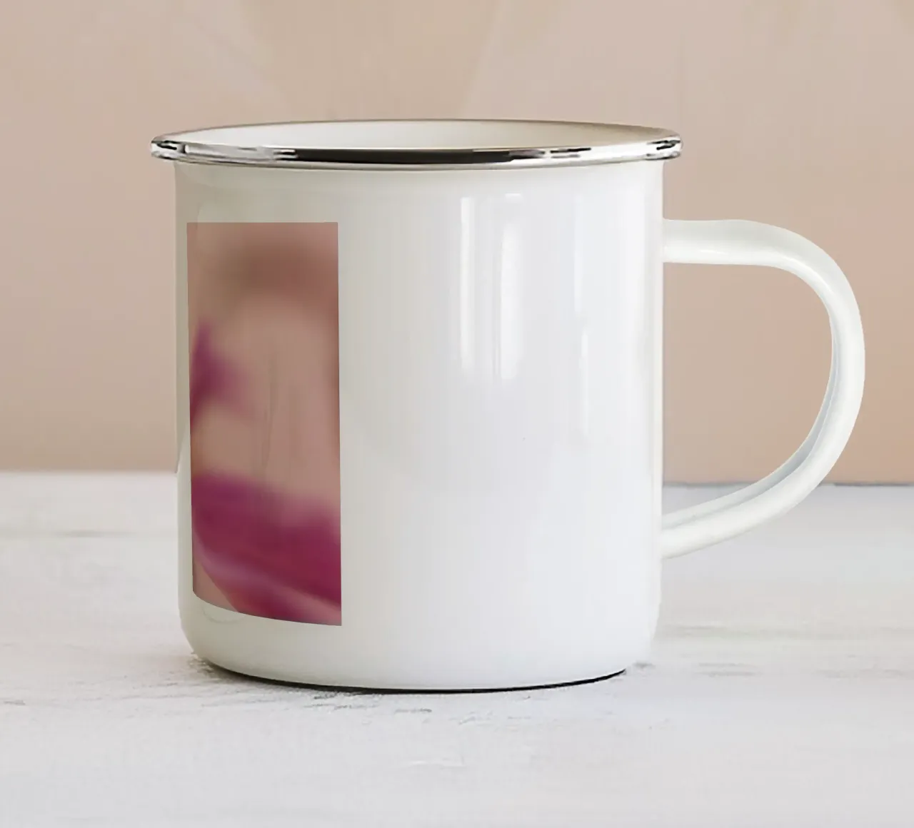 Piccolo fiore rosa sfocato artisticamente tazza in smalto da Something for you