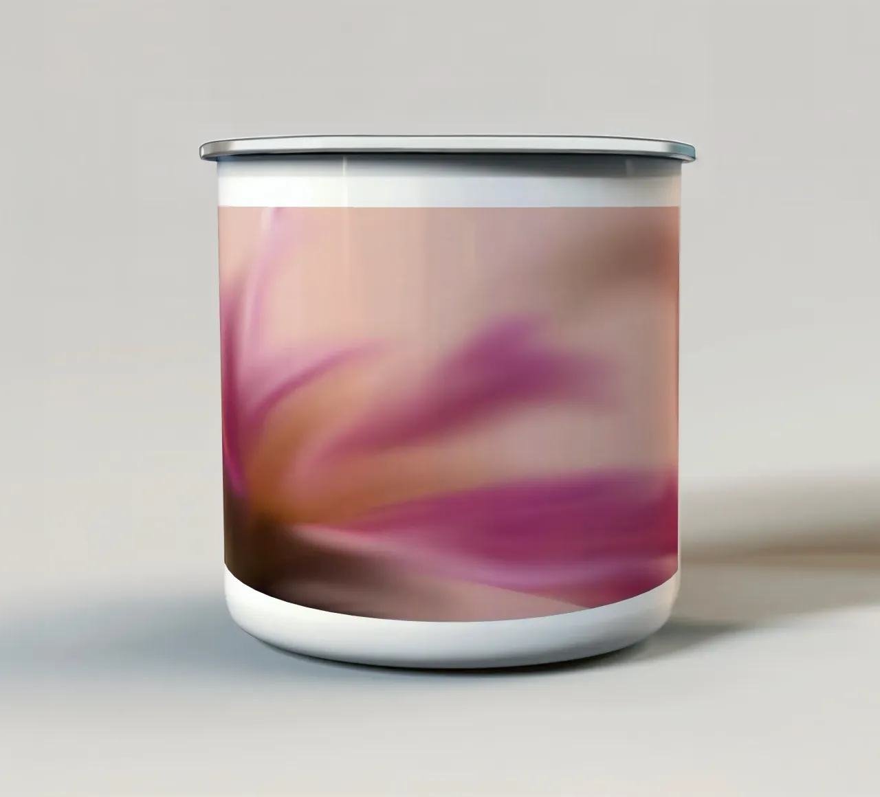 Piccolo fiore rosa sfocato artisticamente tazza in smalto da Something for you