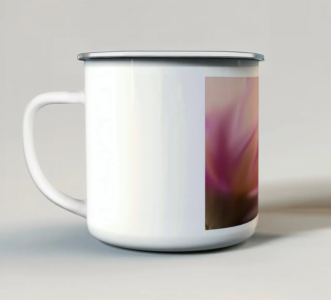 Piccolo fiore rosa sfocato artisticamente tazza in smalto da Something for you