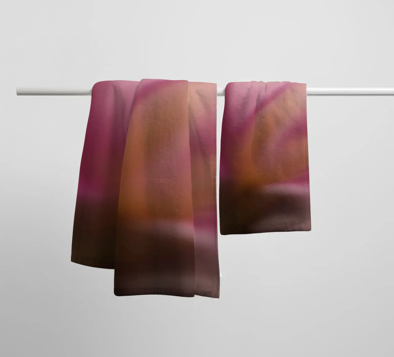 Piccolo fiore rosa sfocato artisticamente asciugamano da bagno da Something for you