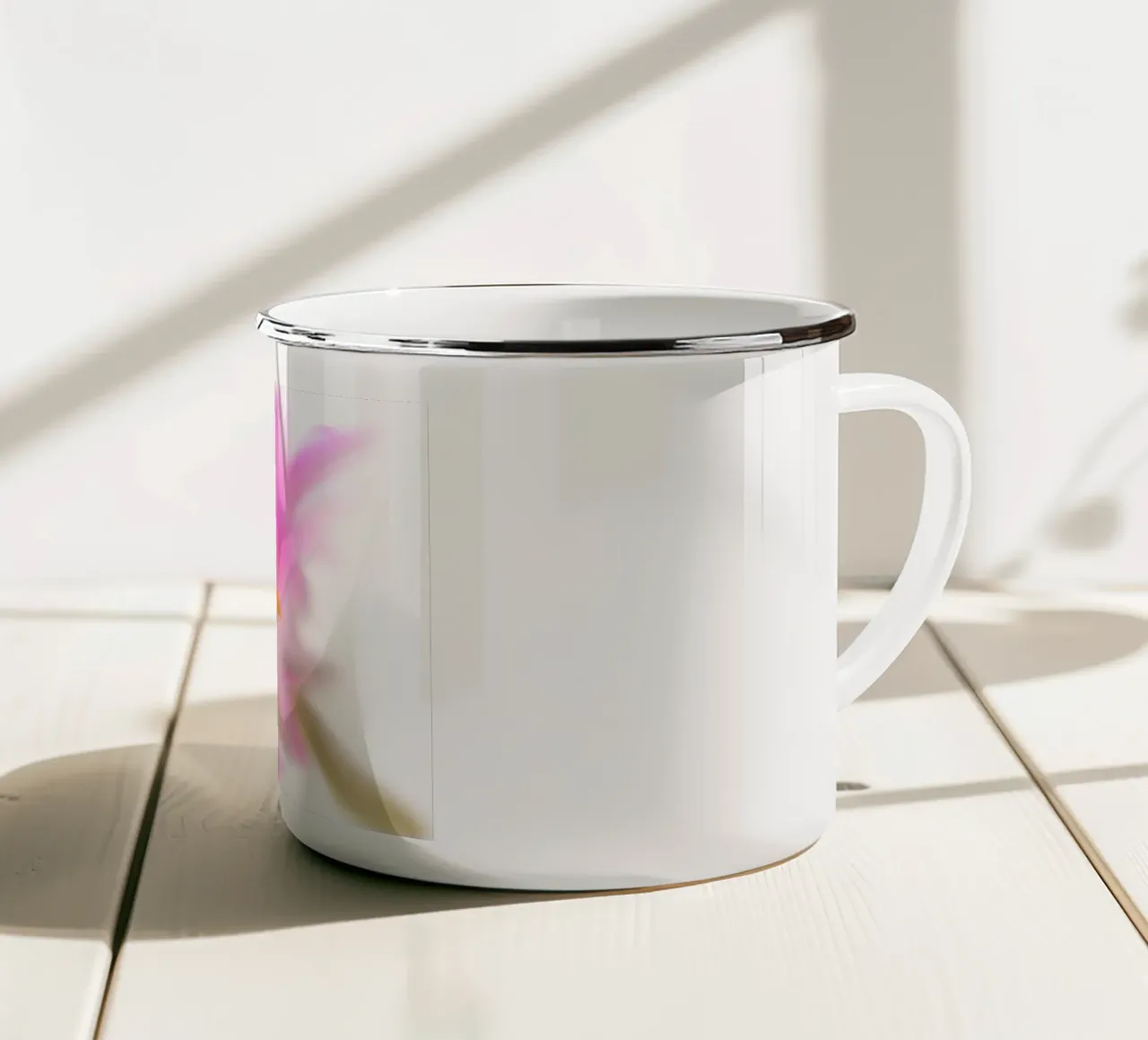 Piccolo fiore rosa sfocato artisticamente tazza in smalto da Something for you
