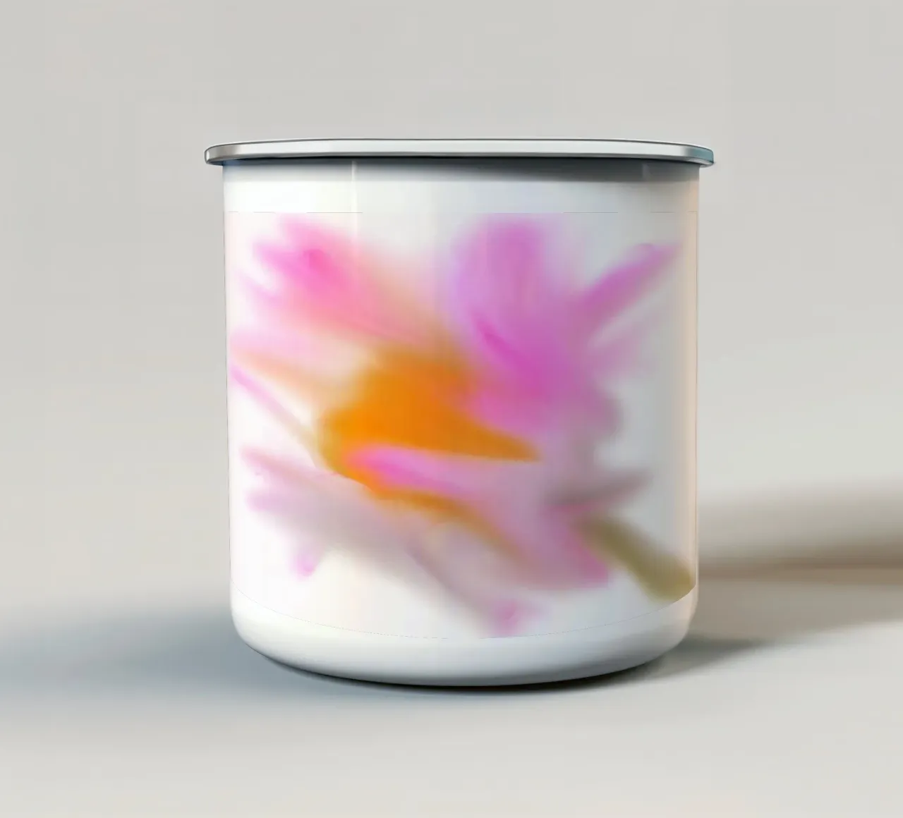 Piccolo fiore rosa sfocato artisticamente tazza in smalto da Something for you
