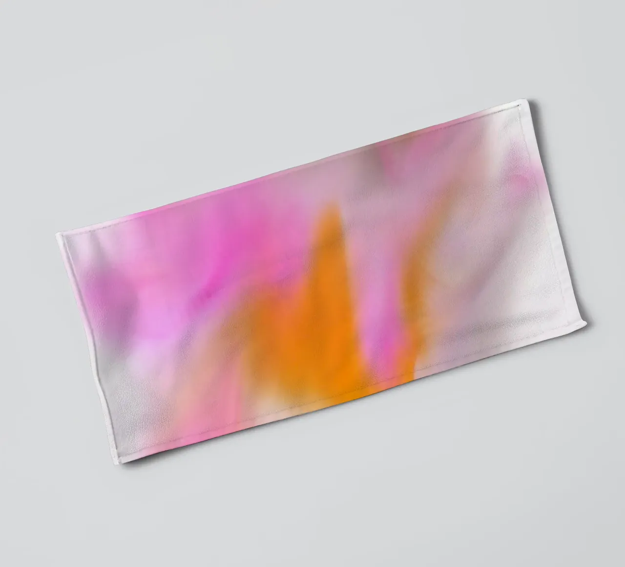 Piccolo fiore rosa sfocato artisticamente asciugamano da bagno da Something for you