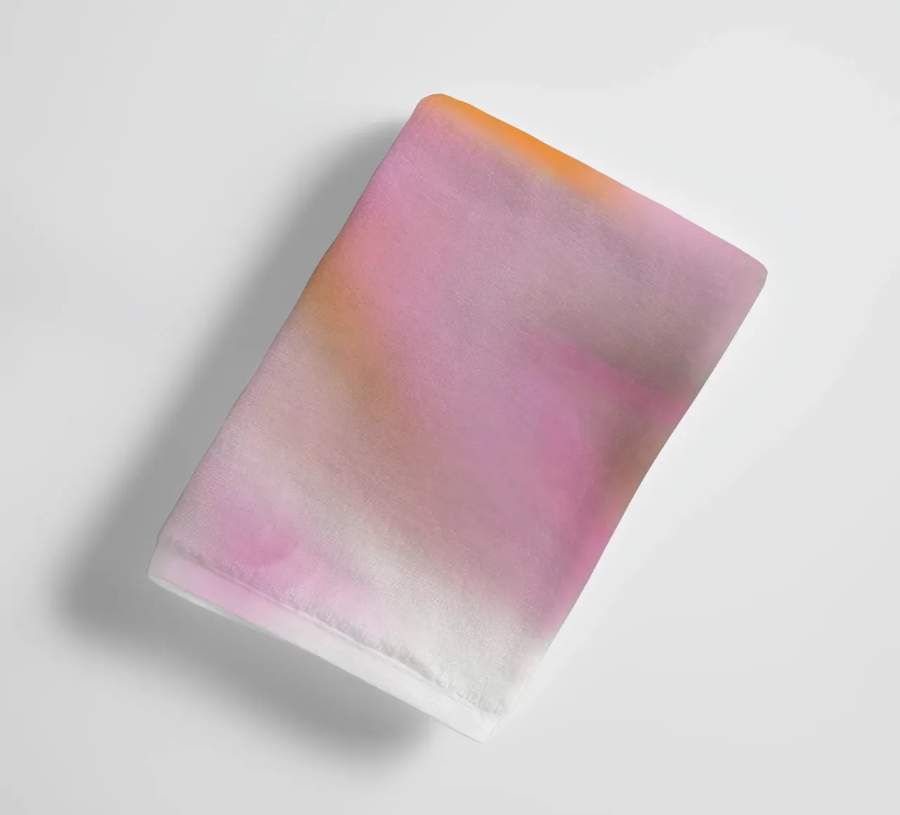 Piccolo fiore rosa sfocato artisticamente asciugamano da bagno da Something for you