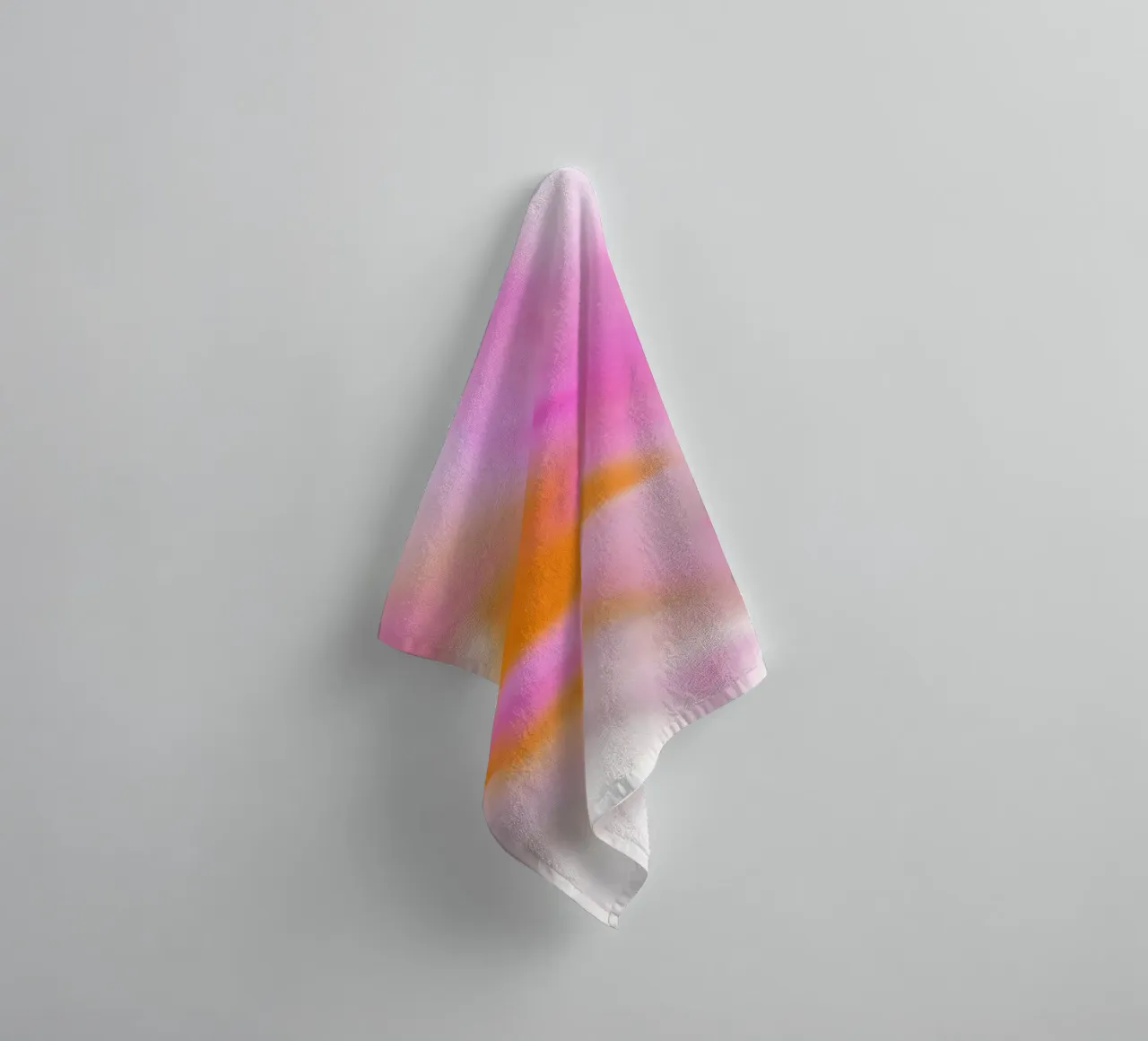 Piccolo fiore rosa sfocato artisticamente asciugamano da bagno da Something for you