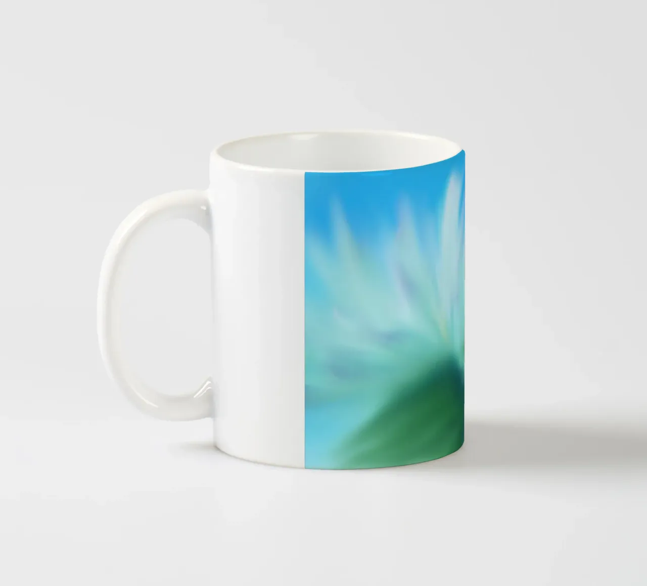 Piccolo fiore bianco sfocato artisticamente tazza in ceramica da Something for you