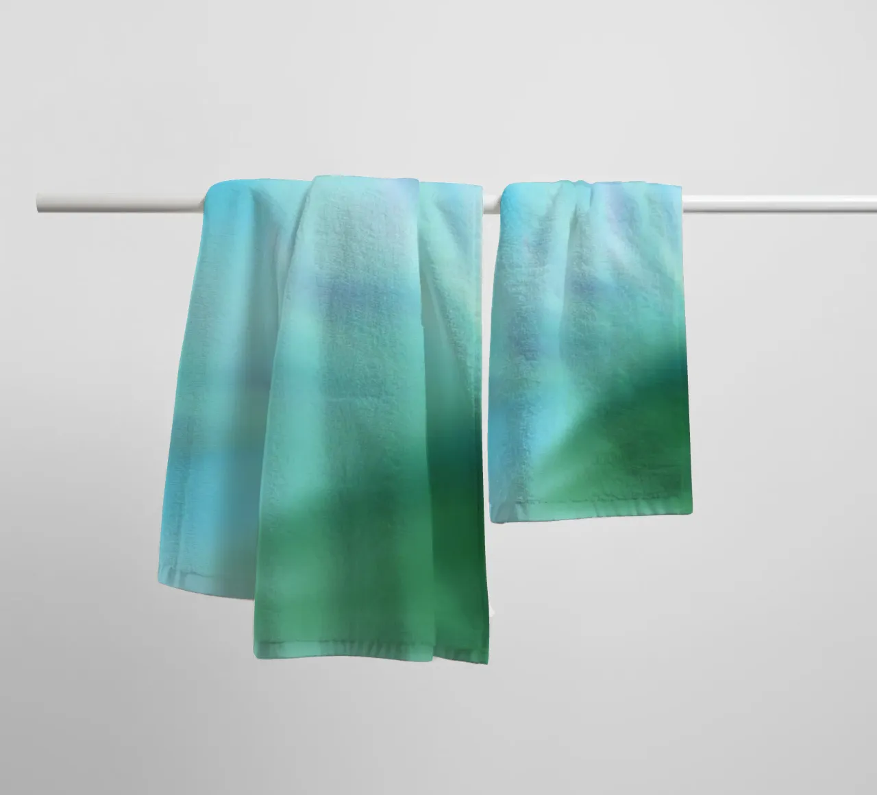 Piccolo fiore bianco sfocato artisticamente asciugamano da bagno da Something for you